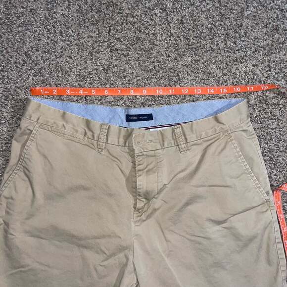 Tommy Hilfiger Men's Classic Fit Chino Shorts Size 34 Khaki - Picture 2 of 9